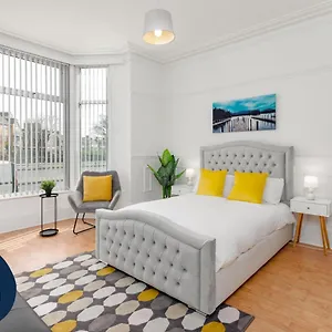 Flatzy - 6 Bed Oasis Close To Football Stadiums Holiday home Liverpool