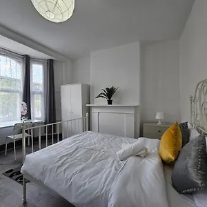  Homestay Family Near Queen Mary College